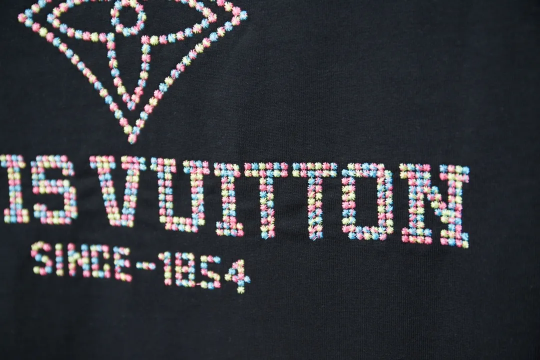 🅿️180 1V 25SS new style in early spring. Short sleeves with embroidered colorful hollow LV letters. Light luxury. Essential item for daily commuting for men and women. Correct version. Welcome to compare. Detailed features · 320g 100% pure cotton double yarn jersey fabric · Special thickened 32 pieces of double-strand 1X1 thread in the same vat custom dyeing · Imported Tajima machine embroidery with colorful hollow embroidered LV letters · Double needle stitching and cross-stitching technology · Original main mark, washed tag, brand moisture-proof paper packaging Color: black/white Size: S/M/L/XL